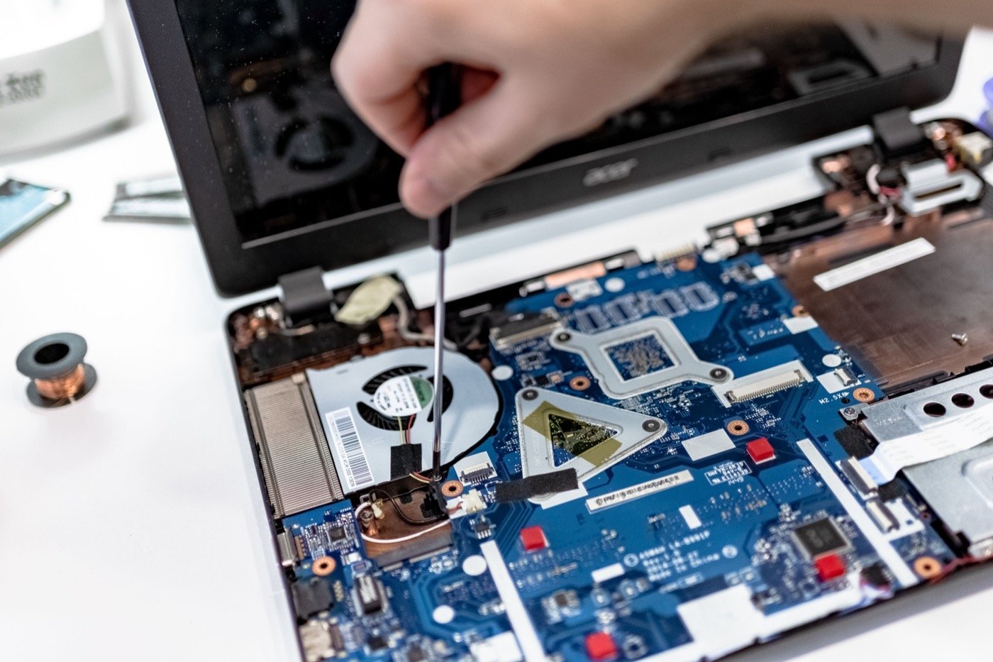 Foto service engsel laptop untuk Service Laptop Mahasiswa Jogja