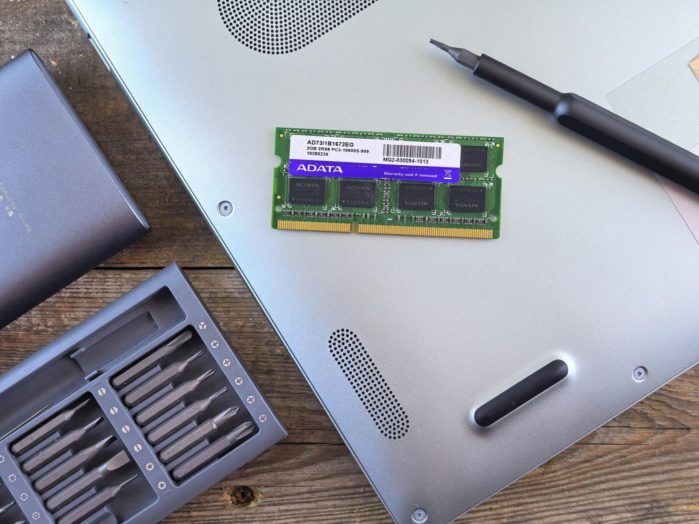 Foto sparepart laptop, SSD, RAM, dan baterai untuk Service MacBook Jogja
