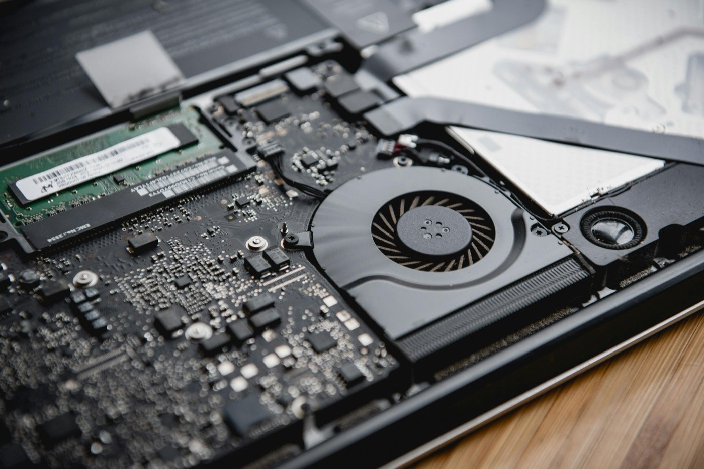 Foto service laptop gaming dan sistem pendingin untuk Service laptop Axioo overheat di Jogja