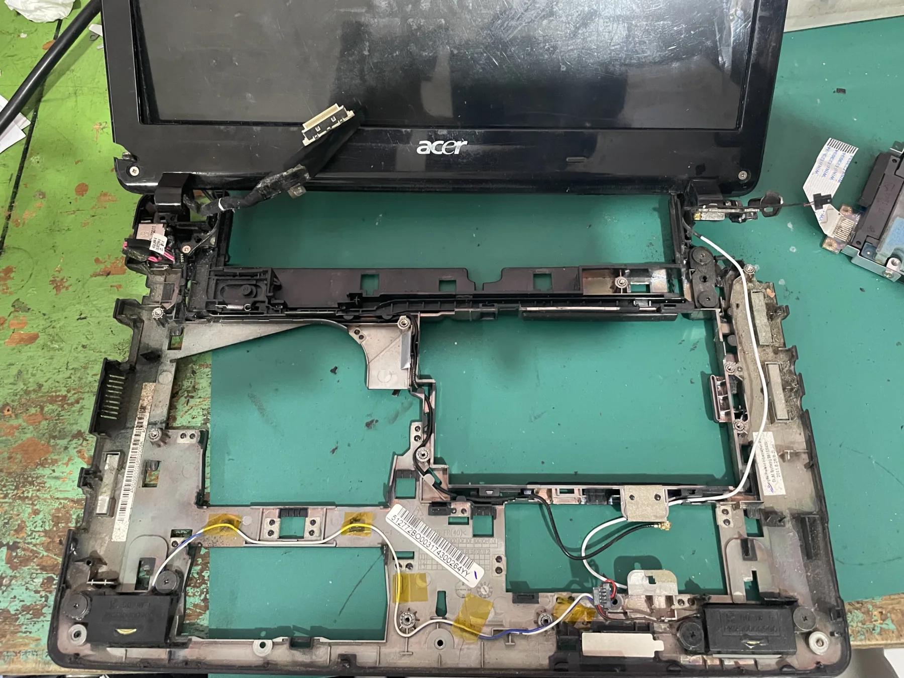 Kondisi sebelum service Service Engsel Acer Aspire One 722 di Godean 1 foto 2